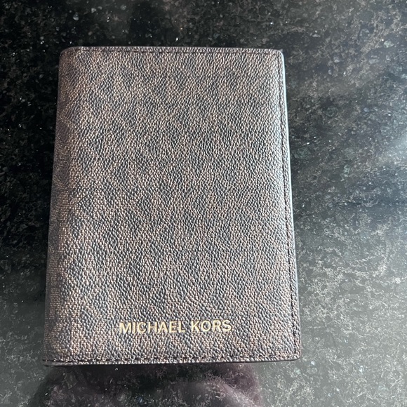 Micheal kors passport holder - Picture 1 of 3
